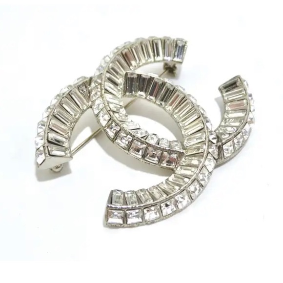 ✨ CHANEL ✨ Stunning Baguette Crystal CC Silver Brooch - Picture 6 of 9